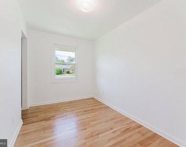 10914 Woodhaven Drive - Photo Thumbnail 8