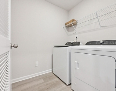 1041 Saint Lawrence Drive - Photo Thumbnail 15