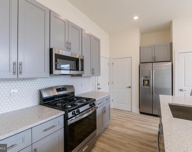 1129 Germantown Avenue - Photo Thumbnail 6