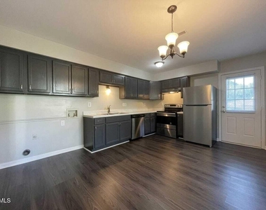 601 Larchwood Drive - Photo Thumbnail 5