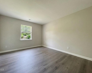 601 Larchwood Drive - Photo Thumbnail 7