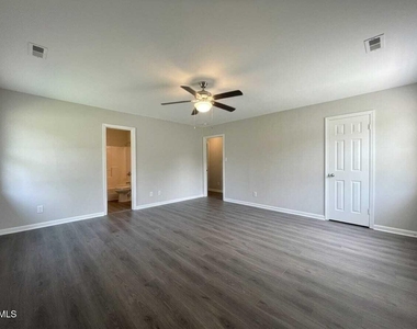 601 Larchwood Drive - Photo Thumbnail 14