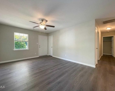 601 Larchwood Drive - Photo Thumbnail 2