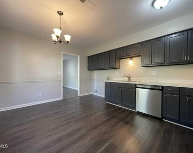 601 Larchwood Drive - Photo Thumbnail 6
