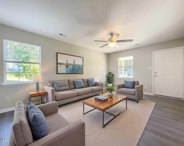 601 Larchwood Drive - Photo Thumbnail 4