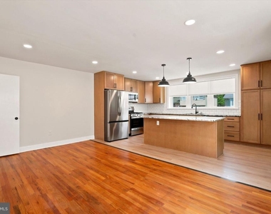 668 Renz Street - Photo Thumbnail 5