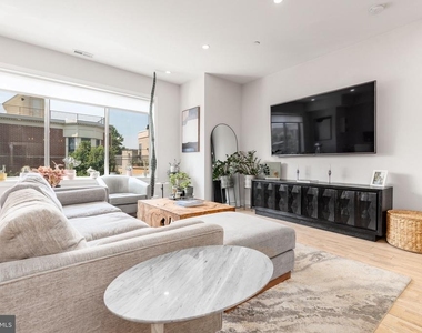 1733 Carpenter Street - Photo Thumbnail 1