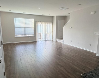 1021 Commack Drive - Photo Thumbnail 4