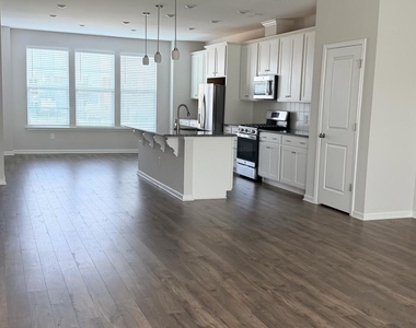 1021 Commack Drive - Photo Thumbnail 3