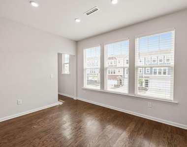 1021 Commack Drive - Photo Thumbnail 7