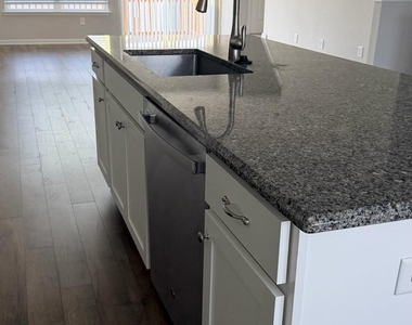 1021 Commack Drive - Photo Thumbnail 5