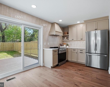 425 Grove Place - Photo Thumbnail 11