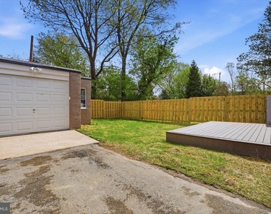 425 Grove Place - Photo Thumbnail 4