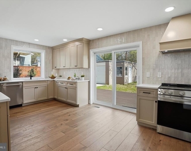 425 Grove Place - Photo Thumbnail 12