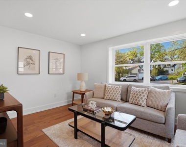 425 Grove Place - Photo Thumbnail 7