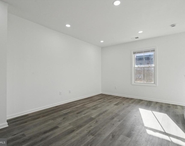146 Nassau Street - Photo Thumbnail 3