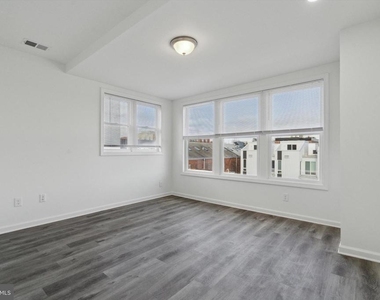 146 Nassau Street - Photo Thumbnail 13