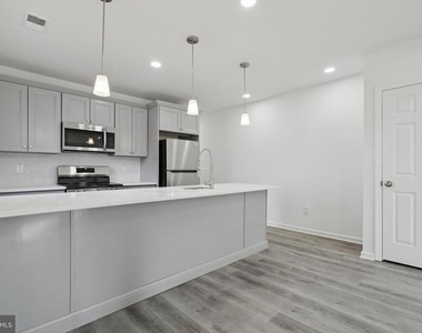 146 Nassau Street - Photo Thumbnail 4