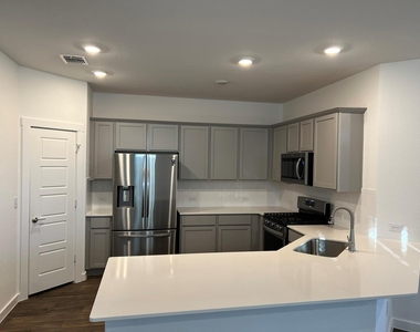 14213 Cantarra Dr - Photo Thumbnail 9