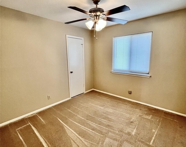 1101 Forest Oaks Path - Photo Thumbnail 12