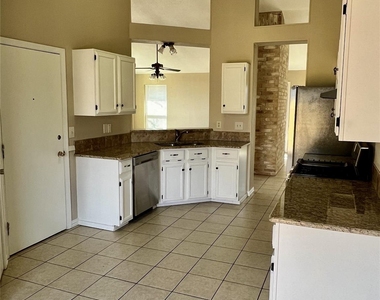 1101 Forest Oaks Path - Photo Thumbnail 8