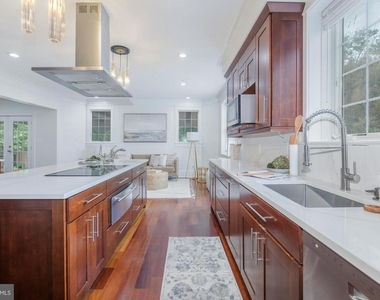 9715 Singleton Drive - Photo Thumbnail 6