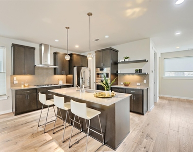 2301 Bluebonnet Ln - Photo Thumbnail 13