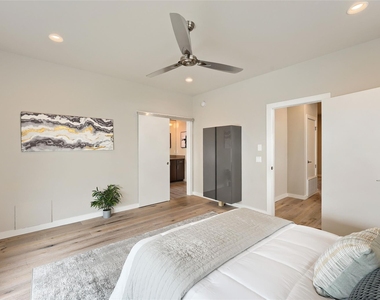 2301 Bluebonnet Ln - Photo Thumbnail 18