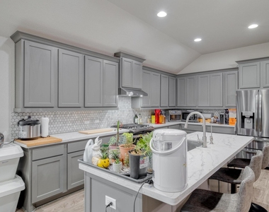 2424 Orchard Way - Photo Thumbnail 7