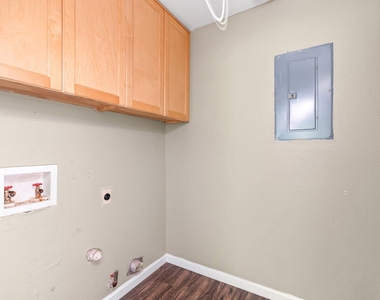 1422 Yorkshire Dr - Photo Thumbnail 13