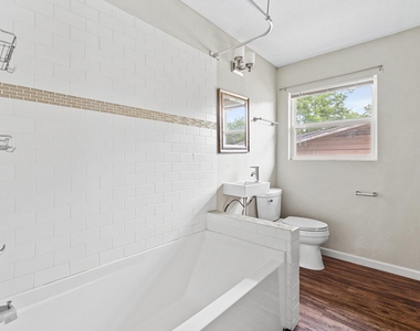 1422 Yorkshire Dr - Photo Thumbnail 18