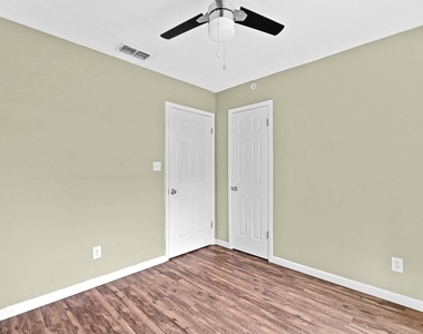 1422 Yorkshire Dr - Photo Thumbnail 15