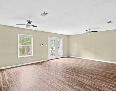 1422 Yorkshire Dr - Photo Thumbnail 8