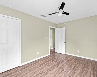 1422 Yorkshire Dr - Photo Thumbnail 17