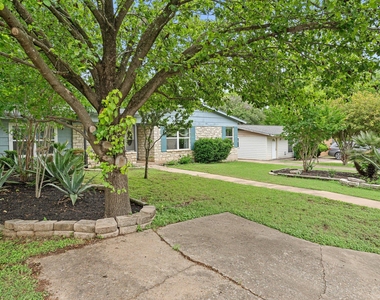 1422 Yorkshire Dr - Photo Thumbnail 2
