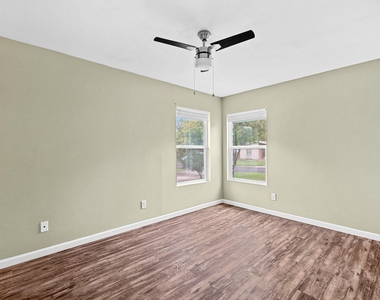 1422 Yorkshire Dr - Photo Thumbnail 16
