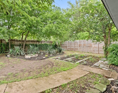 1422 Yorkshire Dr - Photo Thumbnail 25