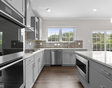 8017 Potter Place - Photo Thumbnail 4