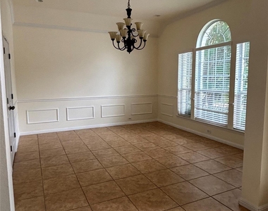 2412 Tivoli Dr - Photo Thumbnail 5