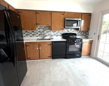 1234 Pleasant Valley Drive - Photo Thumbnail 6