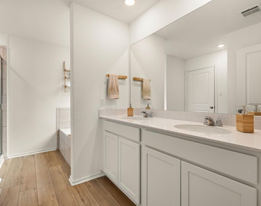 424 Sebring Cir - Photo Thumbnail 15