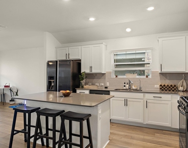 424 Sebring Cir - Photo Thumbnail 5