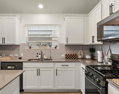 424 Sebring Cir - Photo Thumbnail 6