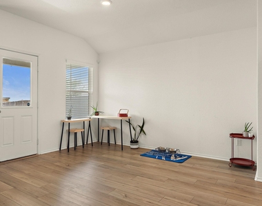 424 Sebring Cir - Photo Thumbnail 8