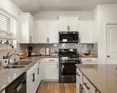 424 Sebring Cir - Photo Thumbnail 7