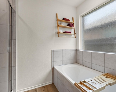 424 Sebring Cir - Photo Thumbnail 16