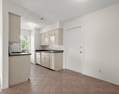 1404 Valleyridge Cir - Photo Thumbnail 8