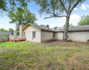 1404 Valleyridge Cir - Photo Thumbnail 3