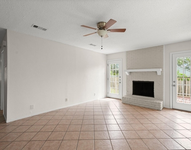 1404 Valleyridge Cir - Photo Thumbnail 7