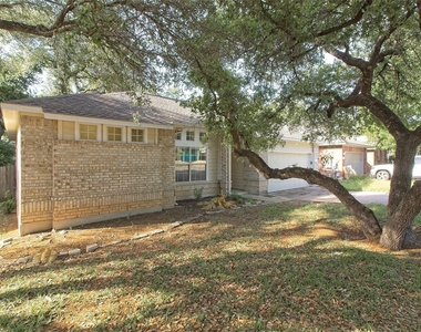 610 Palo Alto Ln - Photo Thumbnail 2